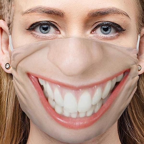 femeile zâmbesc mască pe față