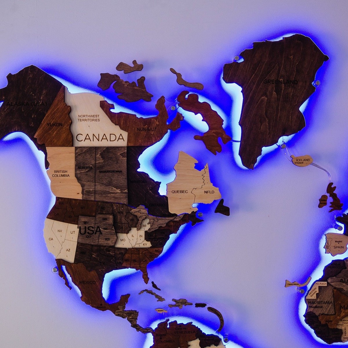 harta lumii din lemn iluminată din spate pe un perete