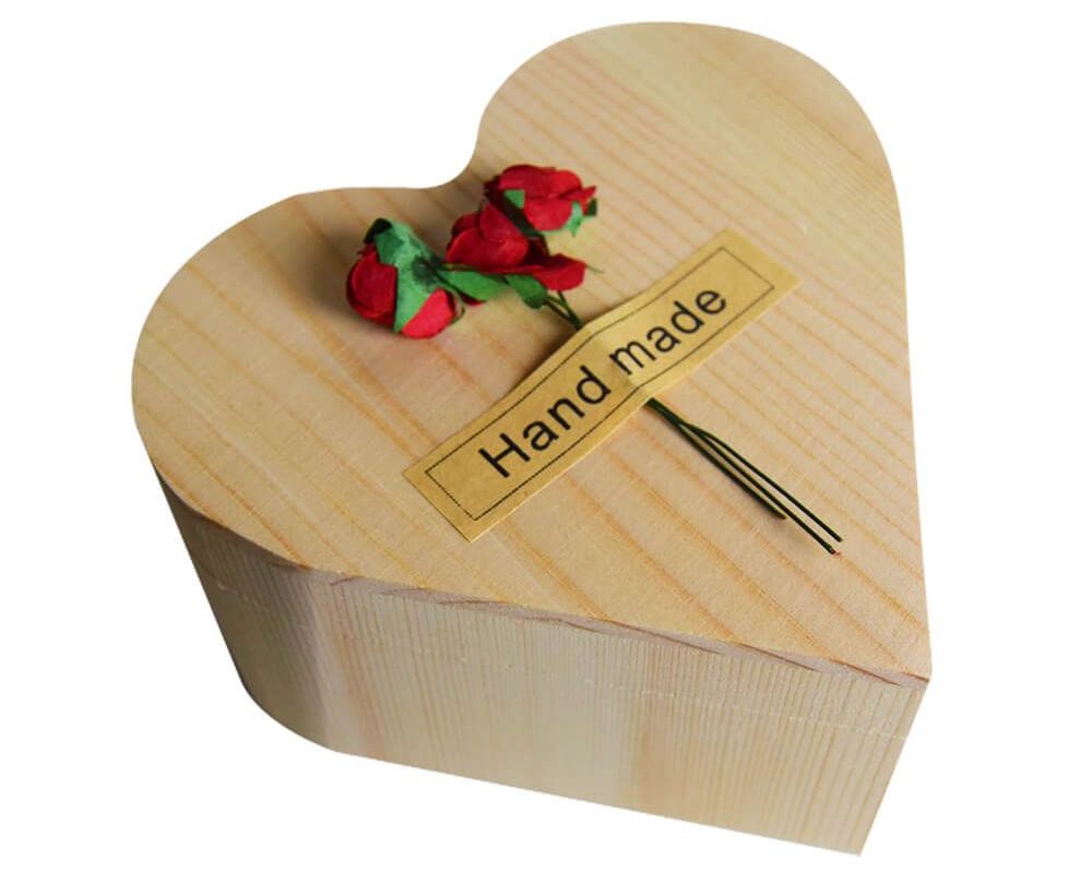 trandafir într-o cutie în formă de inimă din lemn