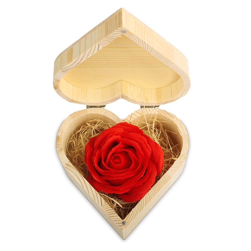 Trandafiri de săpun într-o cutie de lemn în formă de inimă