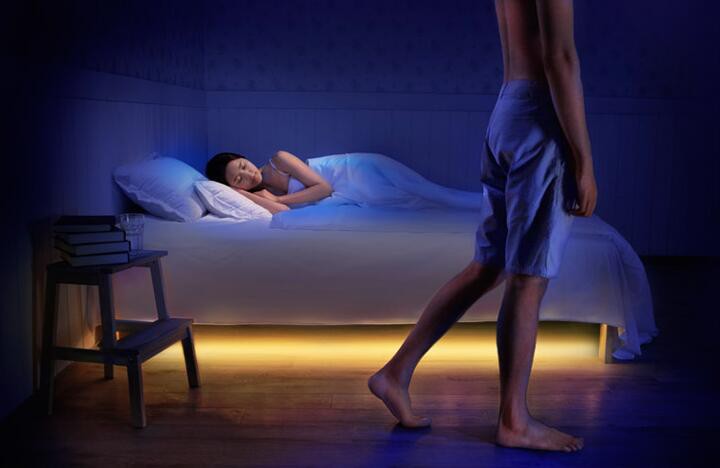 bandă de lumină led sub pat cu senzor de mișcare