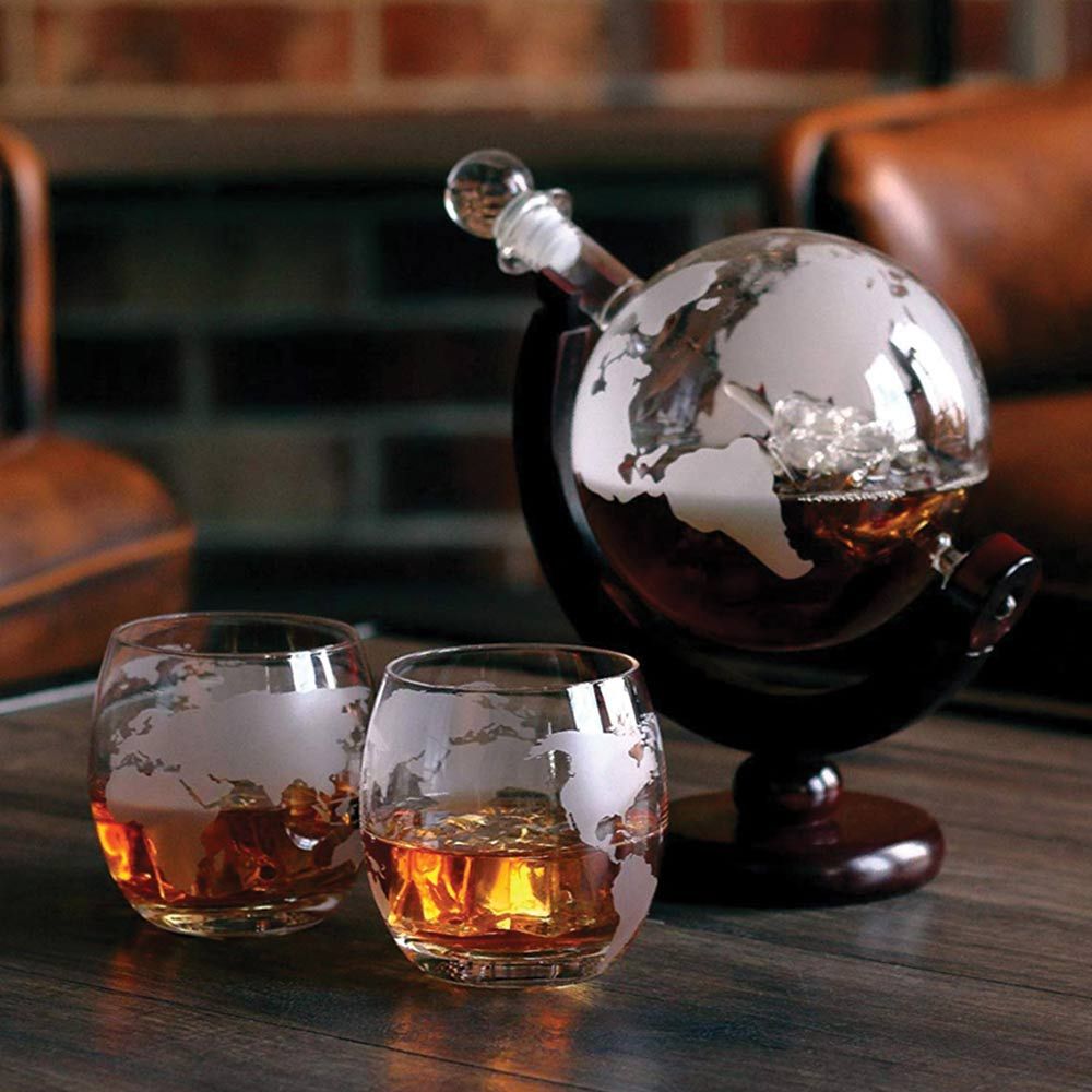 whisky asezat în formă de glob