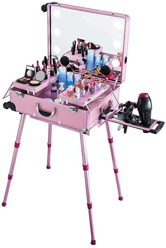 cutie mare roz pentru cosmetice și coafură plină de produse cosmetice
