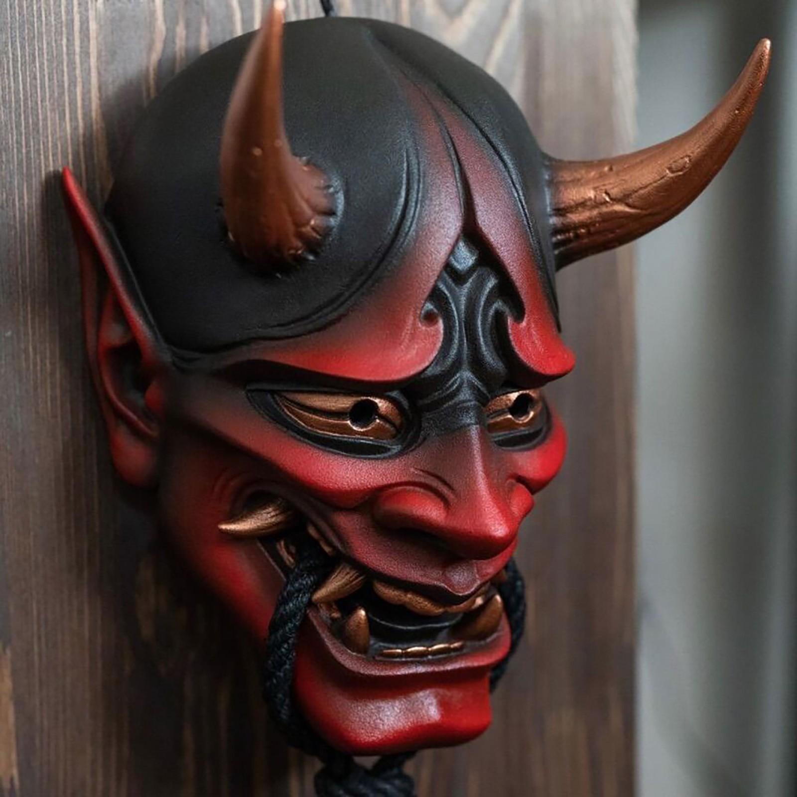 Mască de demon japonez pe față carnaval