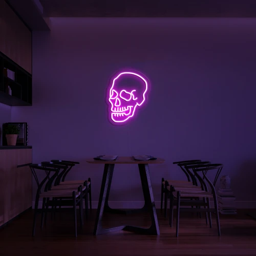 Logo neon strălucitor 3D pe un perete de craniu