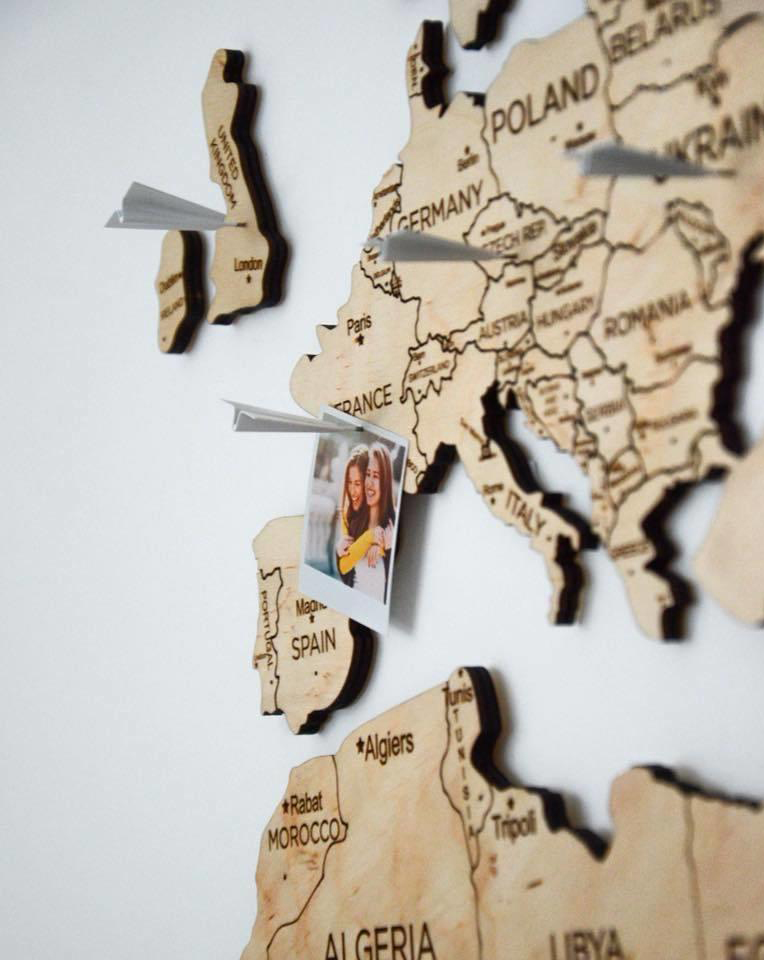 harta de lemn pe continentele de perete, colorează lemnul deschis