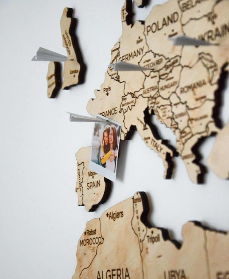 hartă de lemn pe perete împingeți avioane cu pini