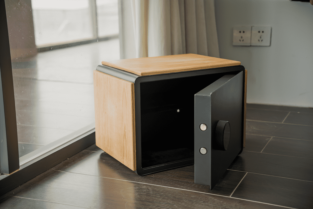 mini seif din lemn cu știft sau aplicație smartphone