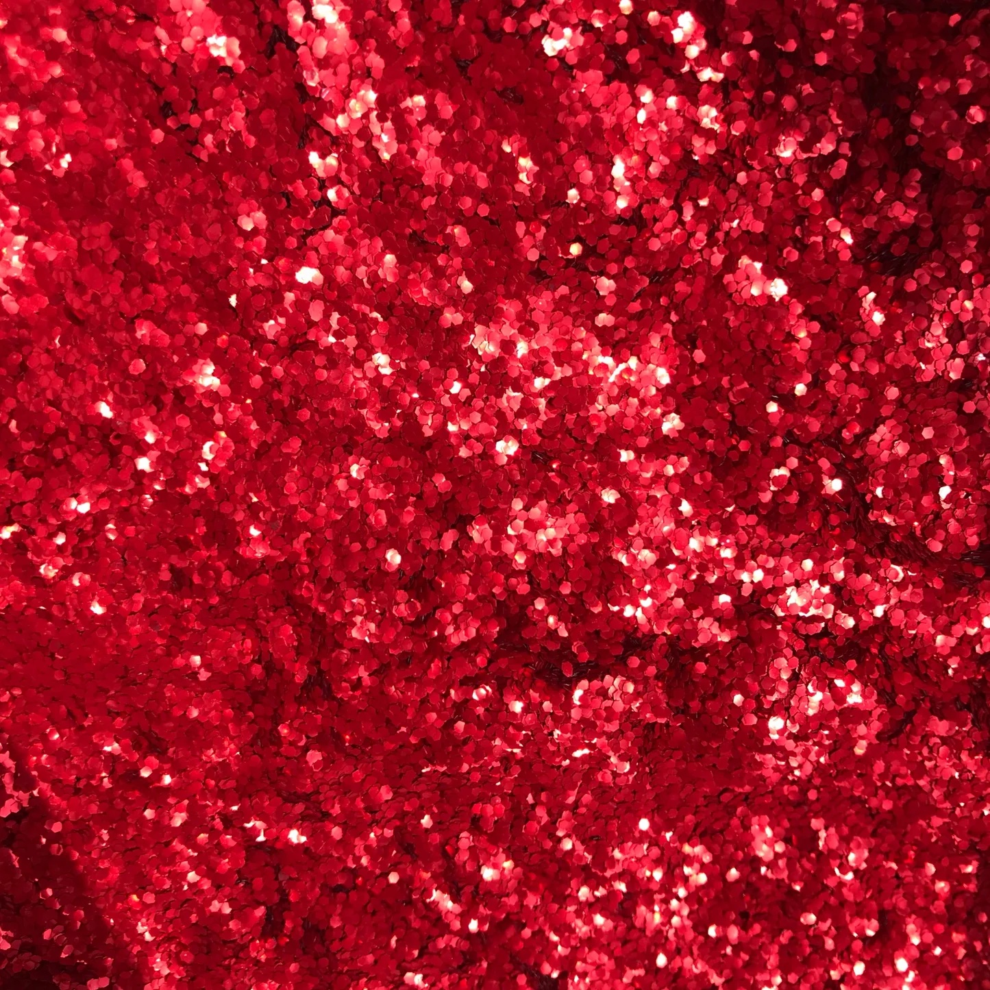 ornamente cu sclipici roșii pe părul corpului strălucitor